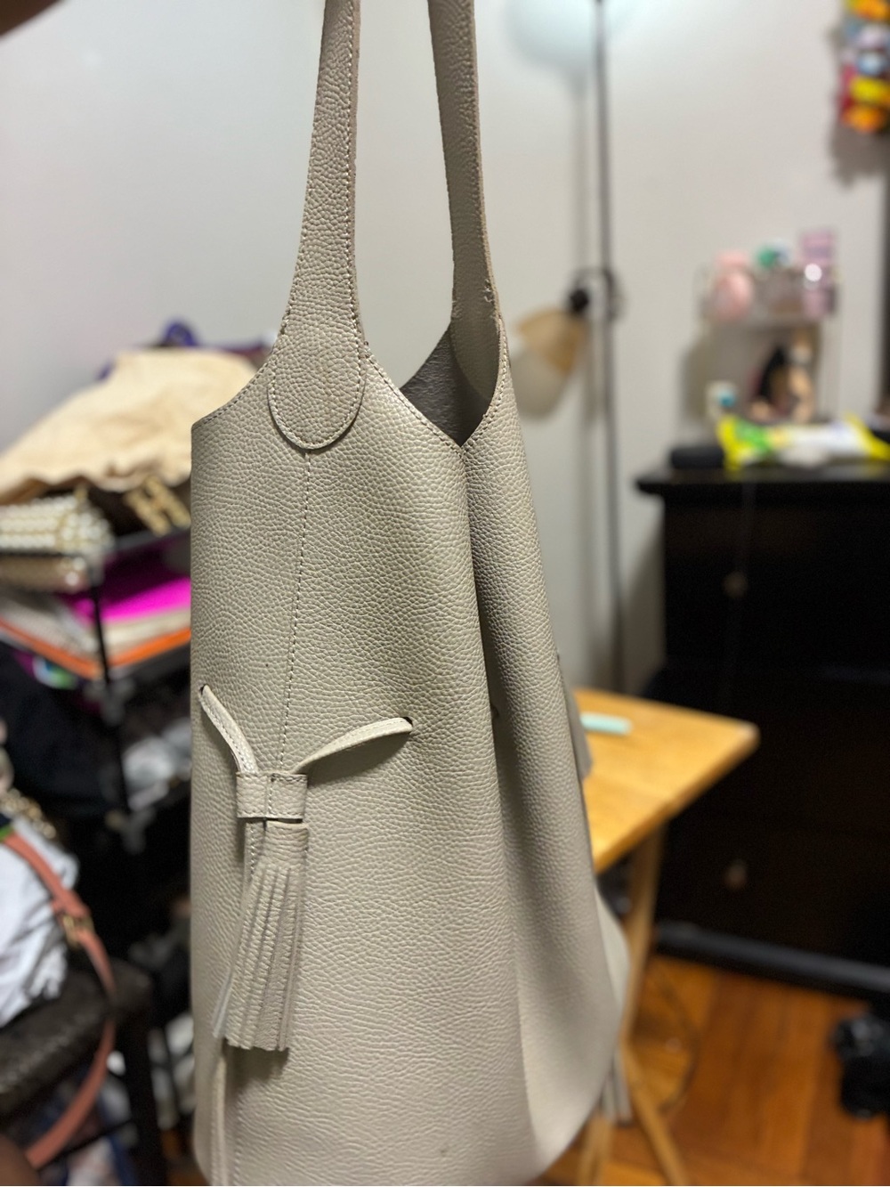 Elegant Cream Tote Bag with Tassel Detail - Picture 2 of 3